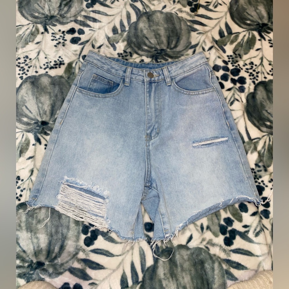 NWOT High waisted distressed light wash straight leg cutoff denim jean shorts
